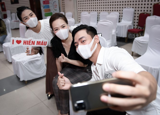 Sau khi hoãn cưới vì Covid, Ngọc Hân cùng các nghệ sĩ đi hiến máu giữa mùa dịch - ảnh 8