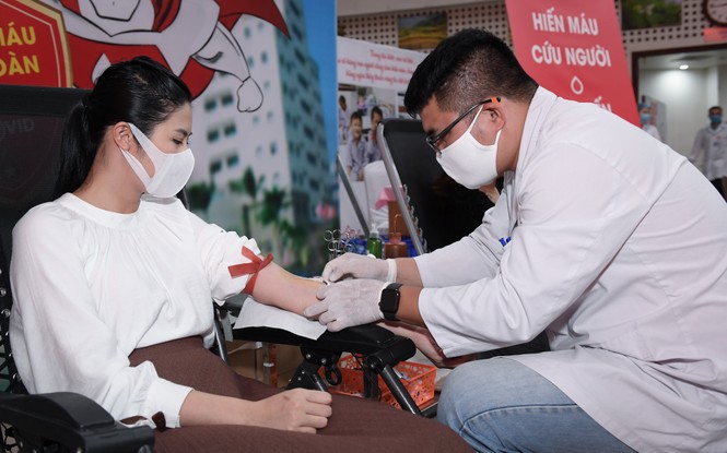 Sau khi hoãn cưới vì Covid, Ngọc Hân cùng các nghệ sĩ đi hiến máu giữa mùa dịch - ảnh 9