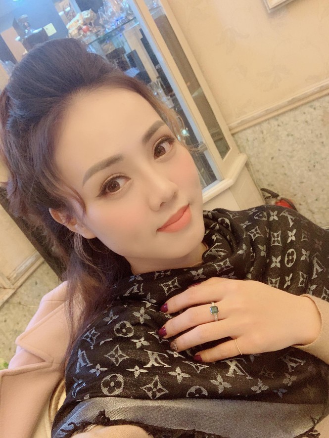 Gu thời trang sang chảnh toàn đồ hiệu của bạn gái kém 15 tuổi của NSND Công Lý - ảnh 4