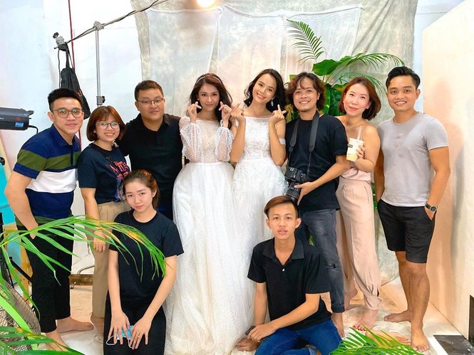 Mâu Thuỷ - Lương Thuỳ Linh 'đụng hàng' váy hồng cắt xẻ táo bạo khoe body gợi cảm - ảnh 14
