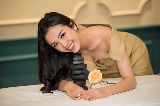Mâu Thuỷ - Lương Thuỳ Linh 'đụng hàng' váy hồng cắt xẻ táo bạo khoe body gợi cảm - ảnh 6
