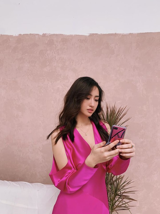 Mâu Thuỷ - Lương Thuỳ Linh 'đụng hàng' váy hồng cắt xẻ táo bạo khoe body gợi cảm - ảnh 4