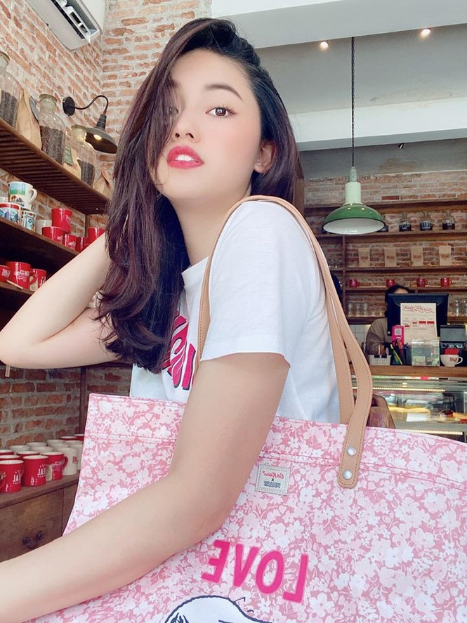 Mâu Thuỷ - Lương Thuỳ Linh 'đụng hàng' váy hồng cắt xẻ táo bạo khoe body gợi cảm - ảnh 7