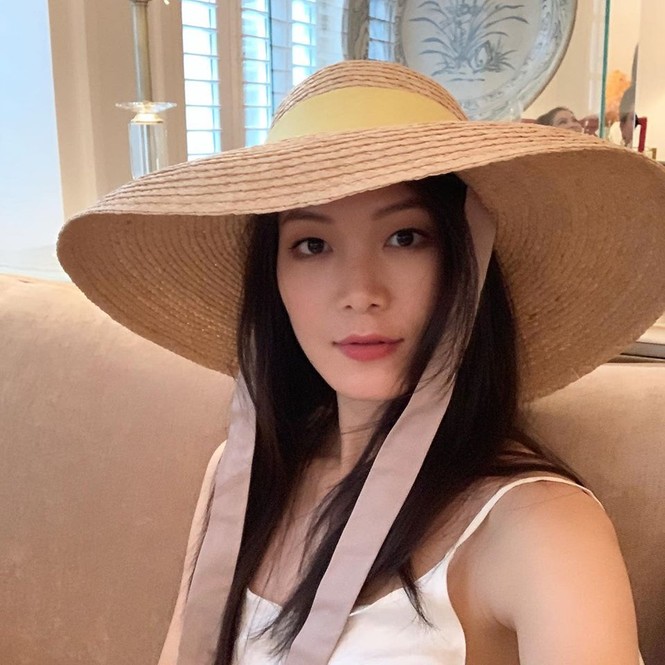 Mâu Thuỷ - Lương Thuỳ Linh 'đụng hàng' váy hồng cắt xẻ táo bạo khoe body gợi cảm - ảnh 12