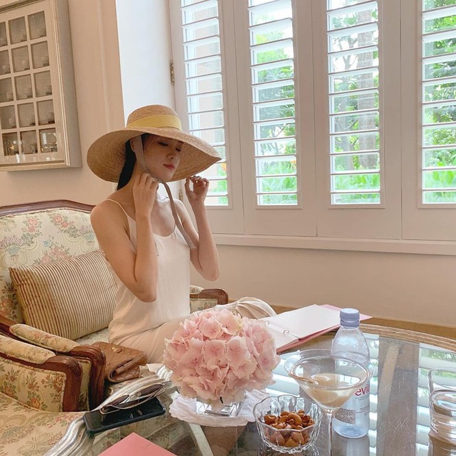 Mâu Thuỷ - Lương Thuỳ Linh 'đụng hàng' váy hồng cắt xẻ táo bạo khoe body gợi cảm - ảnh 13