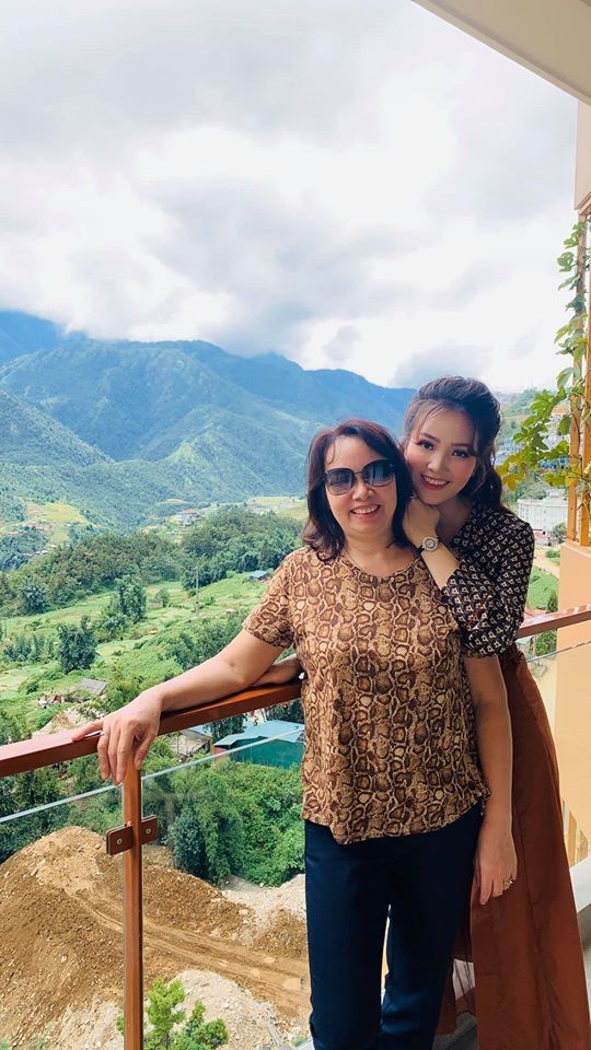 Mâu Thuỷ - Lương Thuỳ Linh 'đụng hàng' váy hồng cắt xẻ táo bạo khoe body gợi cảm - ảnh 11