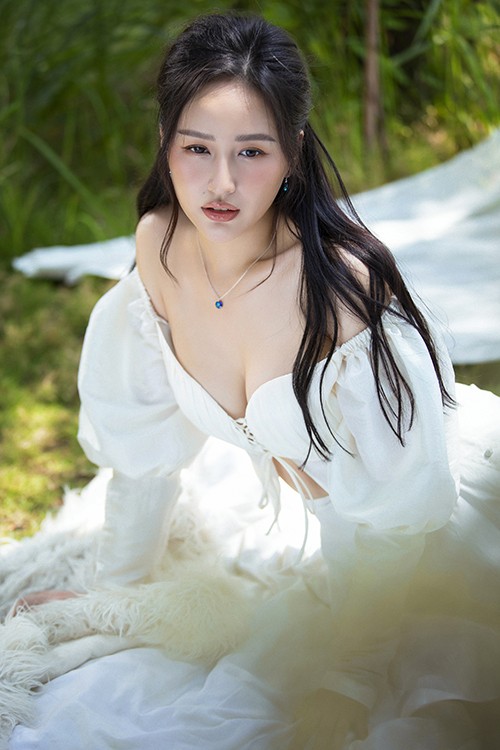 Mai Phương Thuý mặc áo tắm màu nude, khoe vòng một nóng 'bỏng mắt' - ảnh 7