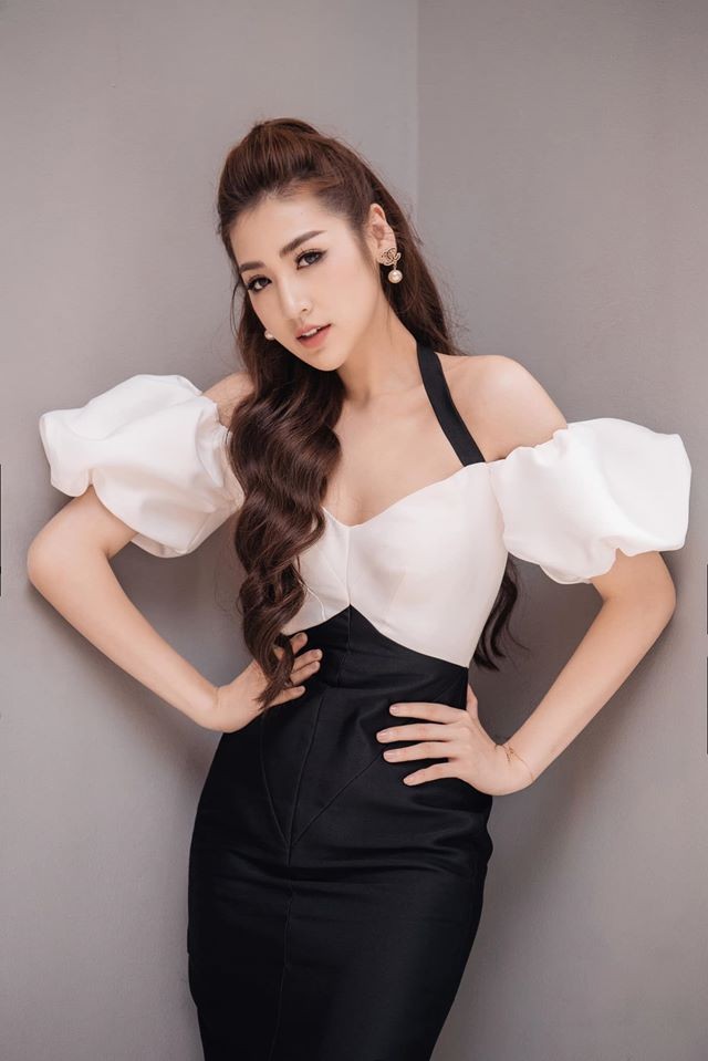 Tú Anh buông lơi vai trần nuột nà, Lương Thuỳ Linh khoe vòng 1 gợi cảm trước biển - ảnh 2