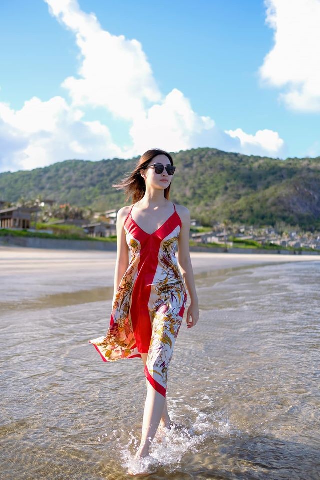 Tú Anh buông lơi vai trần nuột nà, Lương Thuỳ Linh khoe vòng 1 gợi cảm trước biển - ảnh 5