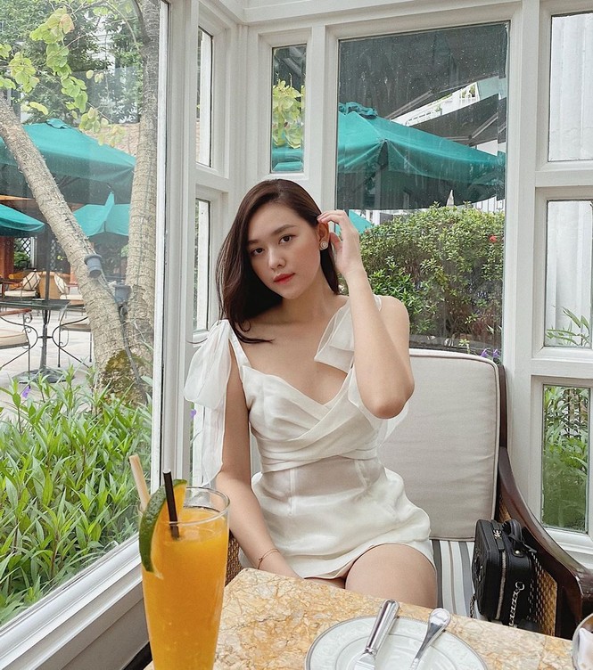 Tú Anh buông lơi vai trần nuột nà, Lương Thuỳ Linh khoe vòng 1 gợi cảm trước biển - ảnh 14