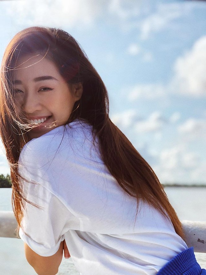 Tú Anh buông lơi vai trần nuột nà, Lương Thuỳ Linh khoe vòng 1 gợi cảm trước biển - ảnh 6