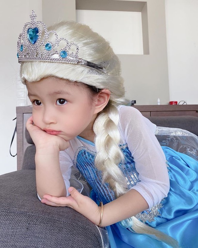 Tú Anh buông lơi vai trần nuột nà, Lương Thuỳ Linh khoe vòng 1 gợi cảm trước biển - ảnh 9