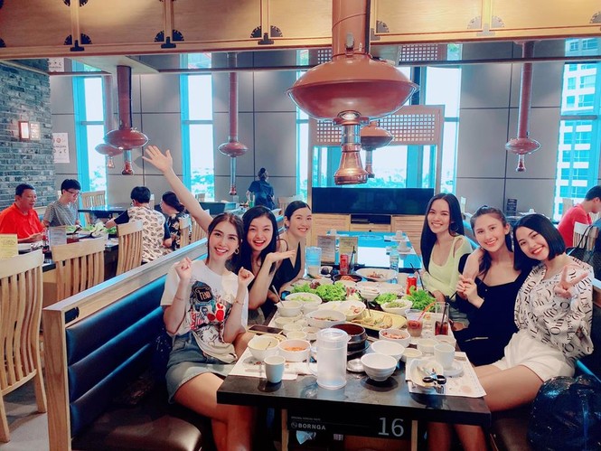 Tú Anh buông lơi vai trần nuột nà, Lương Thuỳ Linh khoe vòng 1 gợi cảm trước biển - ảnh 10