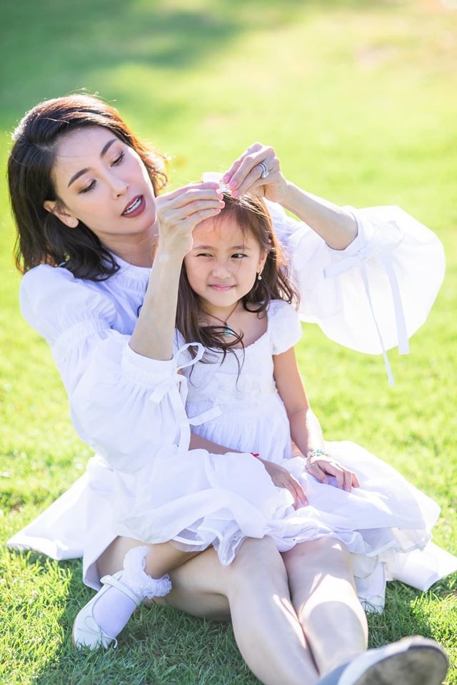 Á hậu Phương Nga 'tái xuất' với tạo hình công chúa tóc xù, khoe khéo thềm ngực gợi cảm - ảnh 7