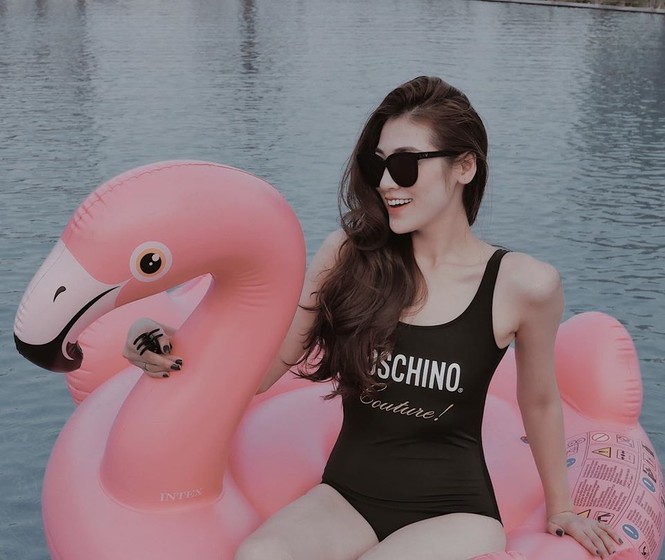 Á hậu Tú Anh mặc áo tắm màu đen đơn giản nhưng vẫn khoe khéo body cực quyến rũ - ảnh 1
