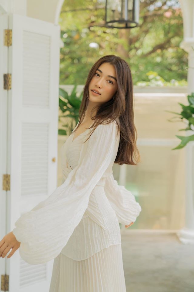 Á hậu Tú Anh mặc áo tắm màu đen đơn giản nhưng vẫn khoe khéo body cực quyến rũ - ảnh 10