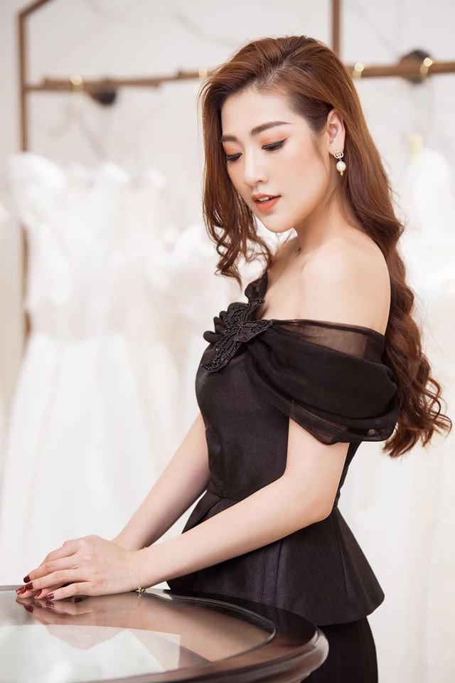 Đỗ Mỹ Linh 'kín cổng cao tường', Hoàng Thuỳ khoe đường cong gợi cảm với váy da báo - ảnh 8