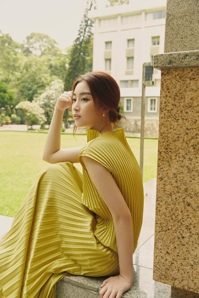 Đỗ Mỹ Linh 'kín cổng cao tường', Hoàng Thuỳ khoe đường cong gợi cảm với váy da báo - ảnh 2