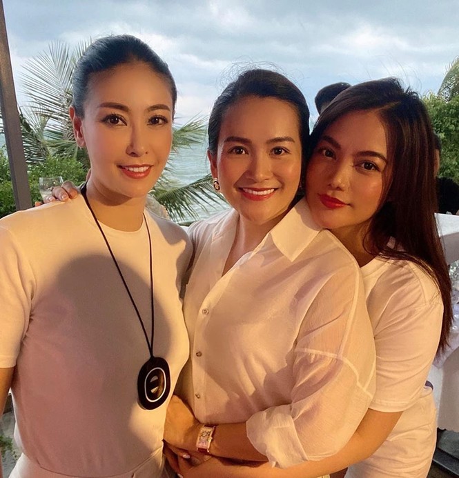 Đỗ Mỹ Linh 'kín cổng cao tường', Hoàng Thuỳ khoe đường cong gợi cảm với váy da báo - ảnh 9