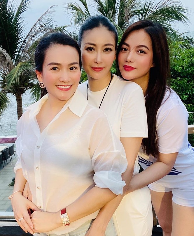Đỗ Mỹ Linh 'kín cổng cao tường', Hoàng Thuỳ khoe đường cong gợi cảm với váy da báo - ảnh 10