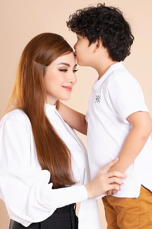 Đỗ Mỹ Linh 'kín cổng cao tường', Hoàng Thuỳ khoe đường cong gợi cảm với váy da báo - ảnh 14