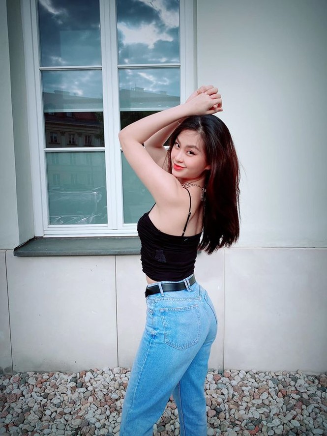 Đỗ Mỹ Linh 'kín cổng cao tường', Hoàng Thuỳ khoe đường cong gợi cảm với váy da báo - ảnh 6