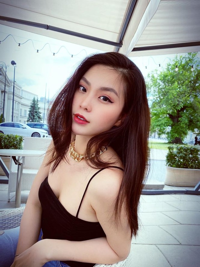 Đỗ Mỹ Linh 'kín cổng cao tường', Hoàng Thuỳ khoe đường cong gợi cảm với váy da báo - ảnh 5