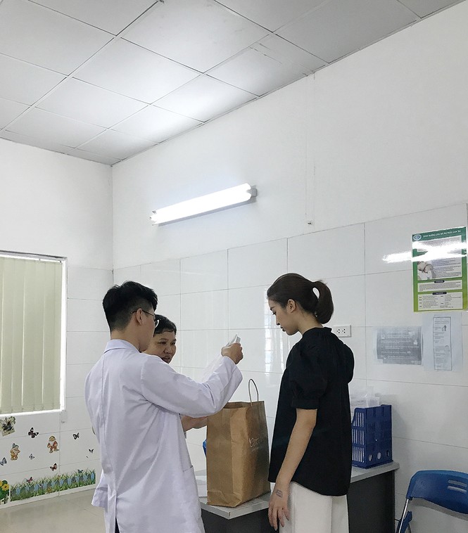 Đỗ Mỹ Linh tặng quần áo và đóng viện phí cho bé sơ sinh bị bỏ rơi 3 ngày dưới hố gas - ảnh 2