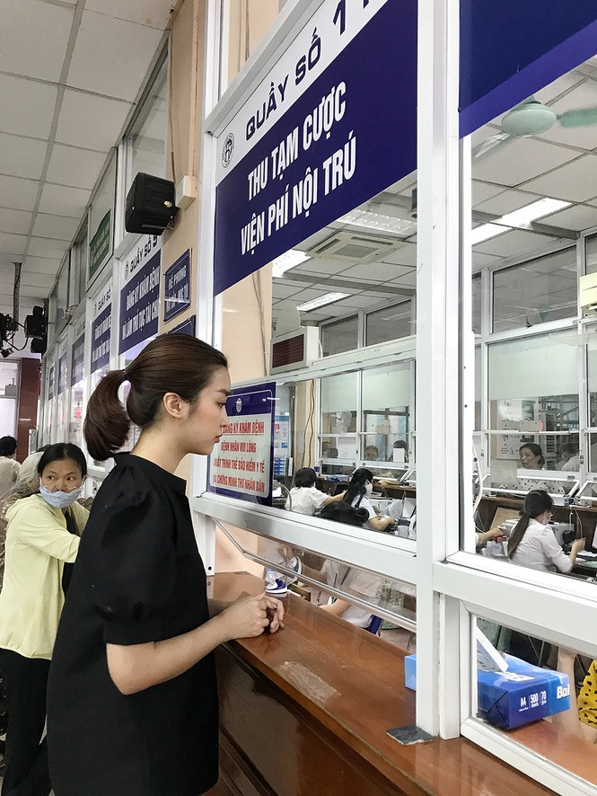 Đỗ Mỹ Linh tặng quần áo và đóng viện phí cho bé sơ sinh bị bỏ rơi 3 ngày dưới hố gas - ảnh 1