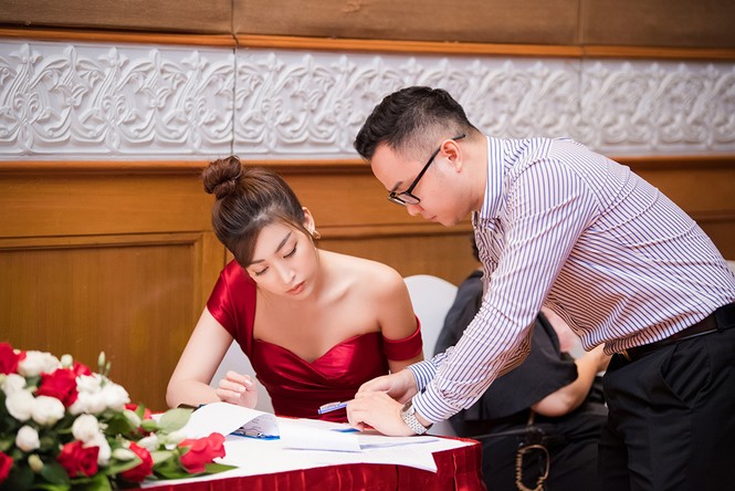 Hoa hậu Mỹ Linh diện váy cúp ngực đỏ rực khoe vai trần gợi cảm, trổ tài làm MC - ảnh 5