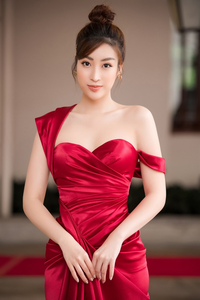 Hoa hậu Mỹ Linh diện váy cúp ngực đỏ rực khoe vai trần gợi cảm, trổ tài làm MC - ảnh 2