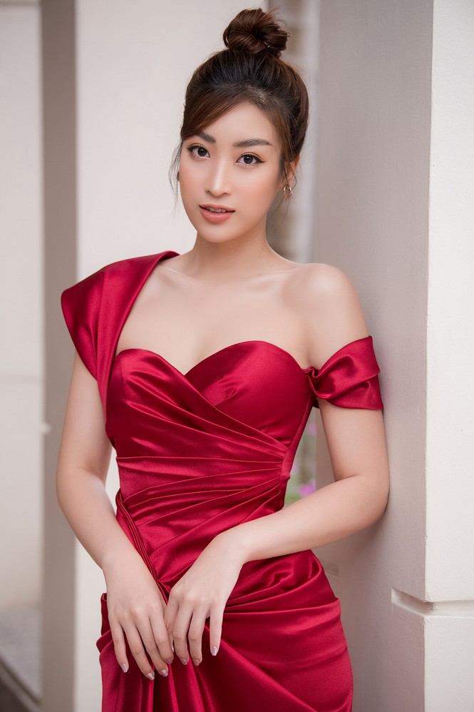 Hoa hậu Mỹ Linh diện váy cúp ngực đỏ rực khoe vai trần gợi cảm, trổ tài làm MC - ảnh 3