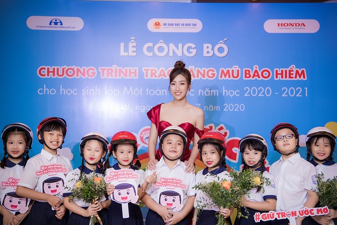 Hoa hậu Mỹ Linh diện váy cúp ngực đỏ rực khoe vai trần gợi cảm, trổ tài làm MC - ảnh 11
