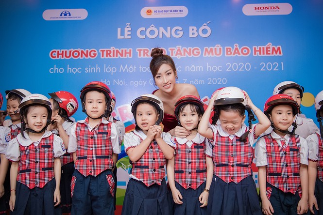 Hoa hậu Mỹ Linh diện váy cúp ngực đỏ rực khoe vai trần gợi cảm, trổ tài làm MC - ảnh 10