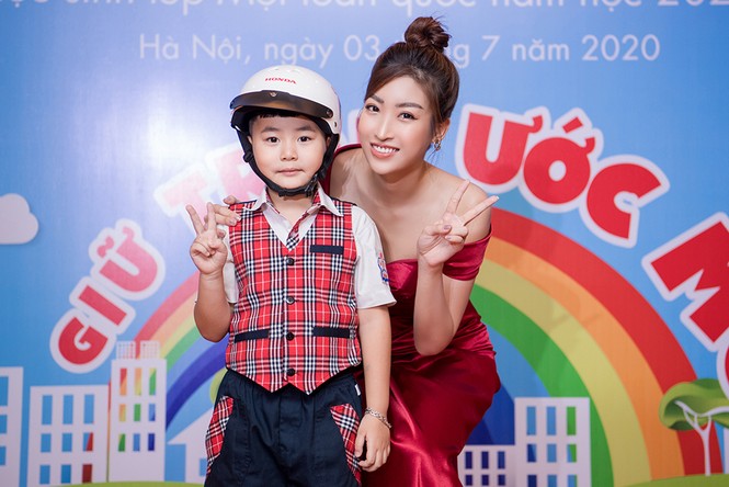 Hoa hậu Mỹ Linh diện váy cúp ngực đỏ rực khoe vai trần gợi cảm, trổ tài làm MC - ảnh 9