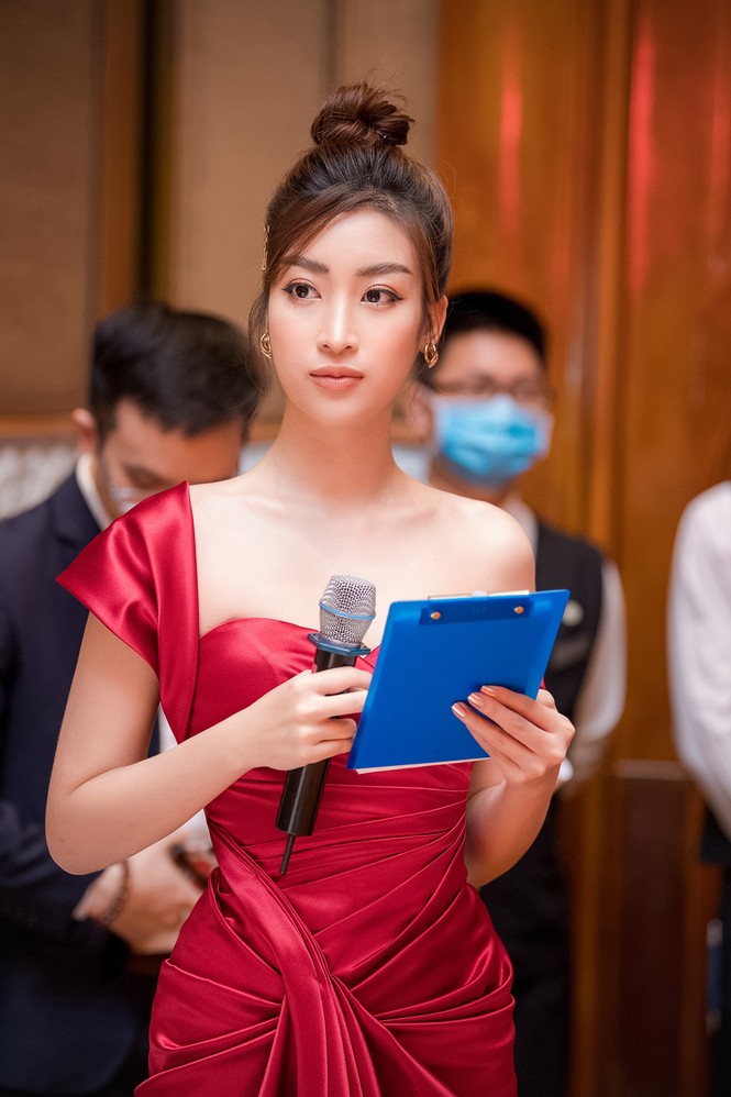 Hoa hậu Mỹ Linh diện váy cúp ngực đỏ rực khoe vai trần gợi cảm, trổ tài làm MC - ảnh 6