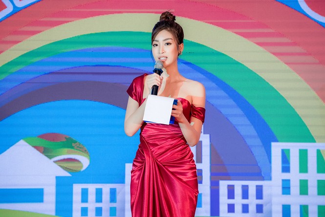 Hoa hậu Mỹ Linh diện váy cúp ngực đỏ rực khoe vai trần gợi cảm, trổ tài làm MC - ảnh 8