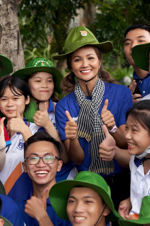 Hoa hậu Diễm Hương hoá gái Nhật, H'Hen Niê rạng rỡ mặc áo xanh tình nguyện - ảnh 5