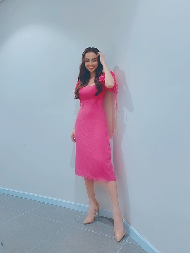 Hoa hậu Diễm Hương diện váy hồng trễ nải 'bỏng mắt' khiến fans 'phát sốt' - ảnh 1