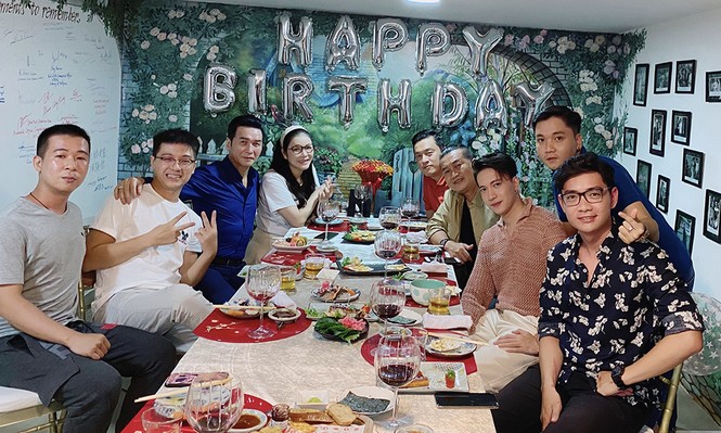 Ca sĩ Nguyễn Hưng phong độ trong tiệc sinh nhật tuổi 65 bên 'kiều nữ' Lý Nhã Kỳ - ảnh 7