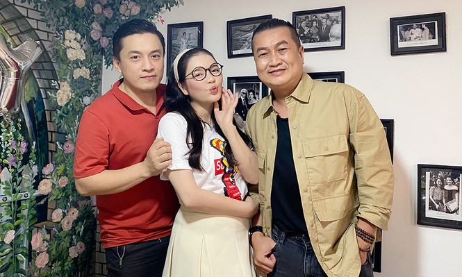 Ca sĩ Nguyễn Hưng phong độ trong tiệc sinh nhật tuổi 65 bên 'kiều nữ' Lý Nhã Kỳ - ảnh 5