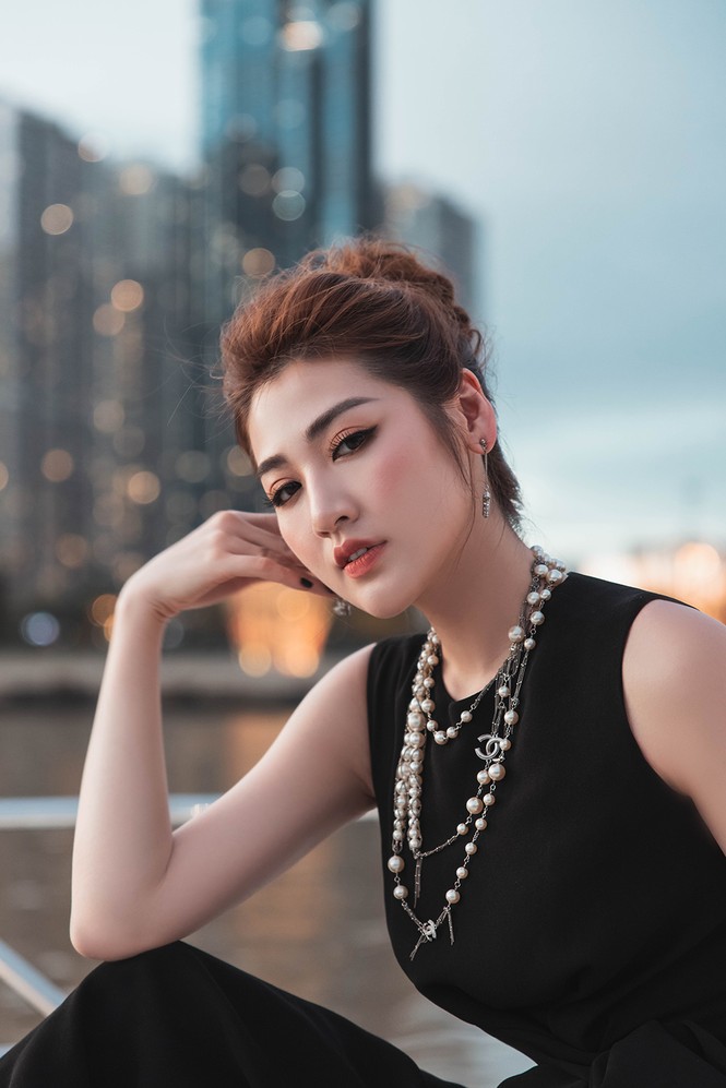 Á hậu Tú Anh diện váy xẻ nóng bỏng, làm MC ở du thuyền 5 sao trên sông Sài Gòn - ảnh 7