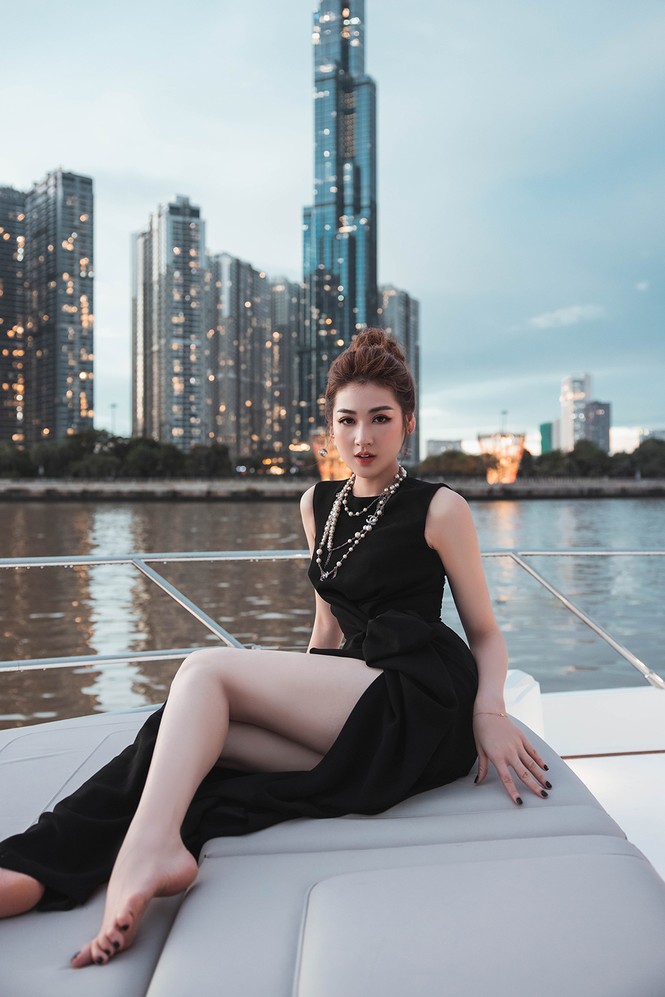 Á hậu Tú Anh diện váy xẻ nóng bỏng, làm MC ở du thuyền 5 sao trên sông Sài Gòn - ảnh 2
