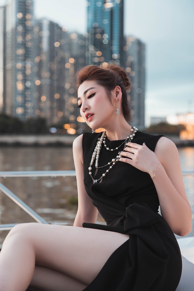 Á hậu Tú Anh diện váy xẻ nóng bỏng, làm MC ở du thuyền 5 sao trên sông Sài Gòn - ảnh 3