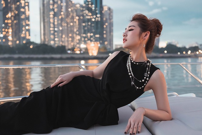 Á hậu Tú Anh diện váy xẻ nóng bỏng, làm MC ở du thuyền 5 sao trên sông Sài Gòn - ảnh 4