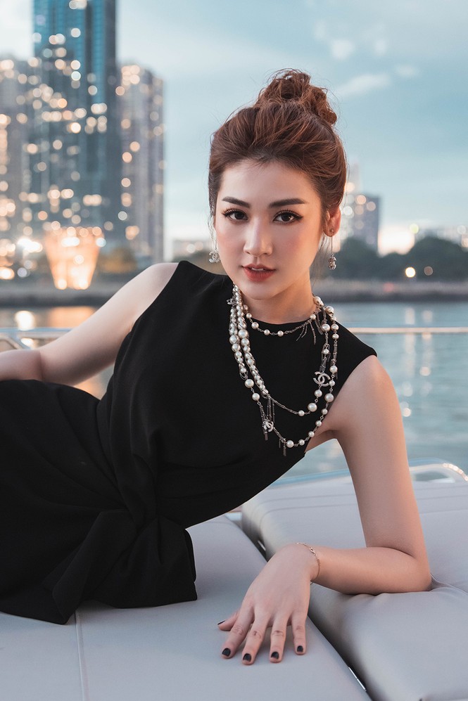 Á hậu Tú Anh diện váy xẻ nóng bỏng, làm MC ở du thuyền 5 sao trên sông Sài Gòn - ảnh 5