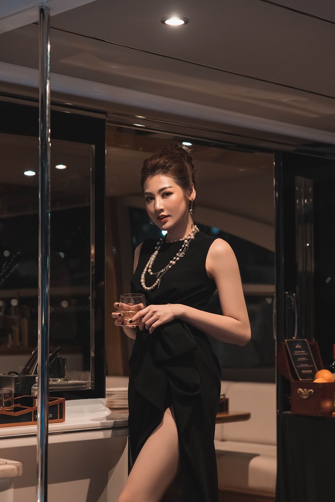 Á hậu Tú Anh diện váy xẻ nóng bỏng, làm MC ở du thuyền 5 sao trên sông Sài Gòn - ảnh 9