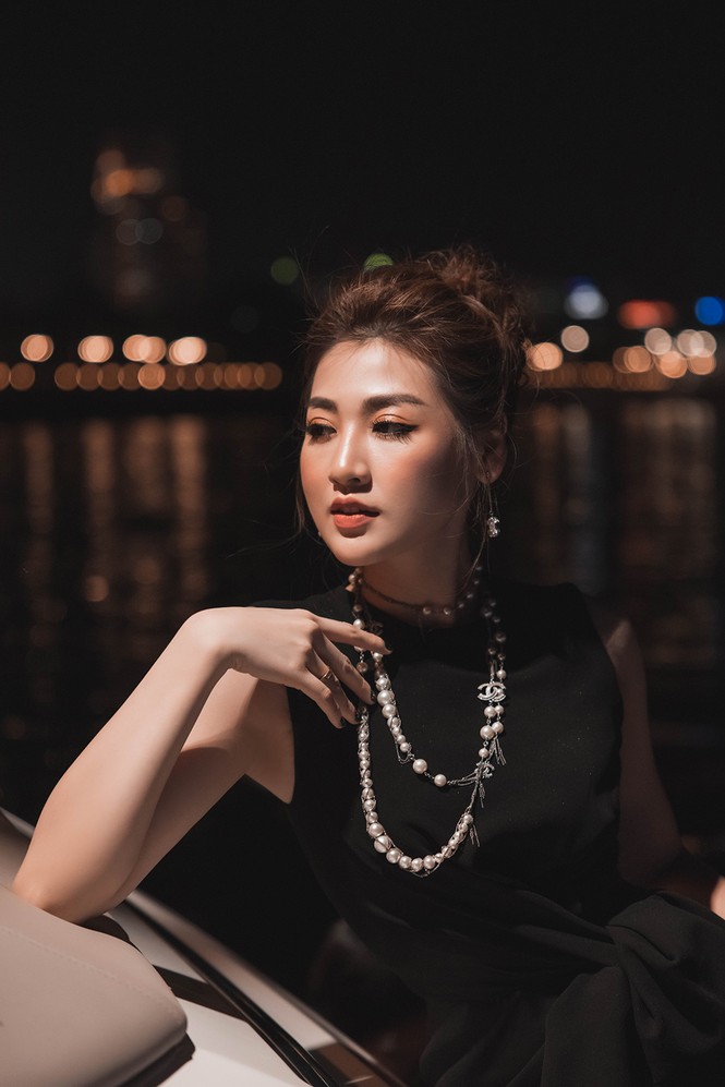 Á hậu Tú Anh diện váy xẻ nóng bỏng, làm MC ở du thuyền 5 sao trên sông Sài Gòn - ảnh 10