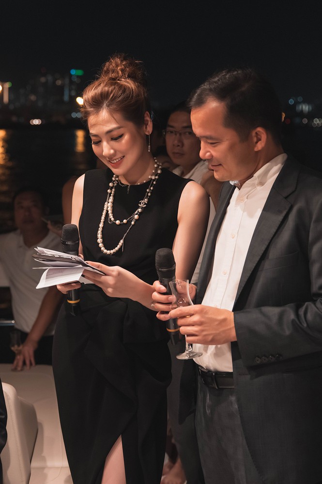Á hậu Tú Anh diện váy xẻ nóng bỏng, làm MC ở du thuyền 5 sao trên sông Sài Gòn - ảnh 8