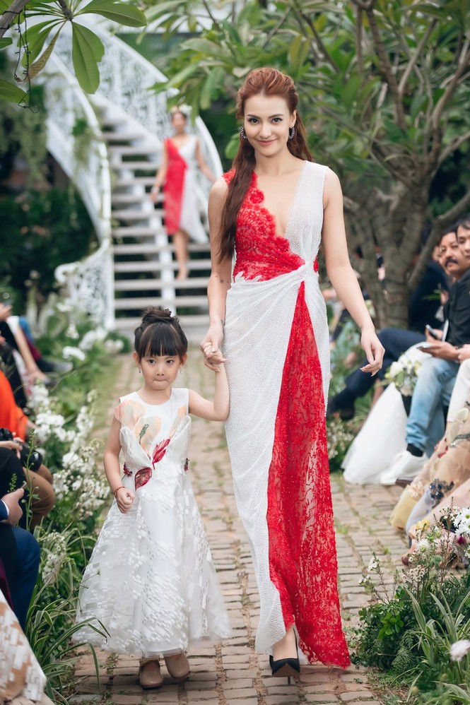 Lệ Quyên khoe vai trần gợi cảm bên “người tình tin đồn' kém 11 tuổi ở show thời trang - ảnh 11